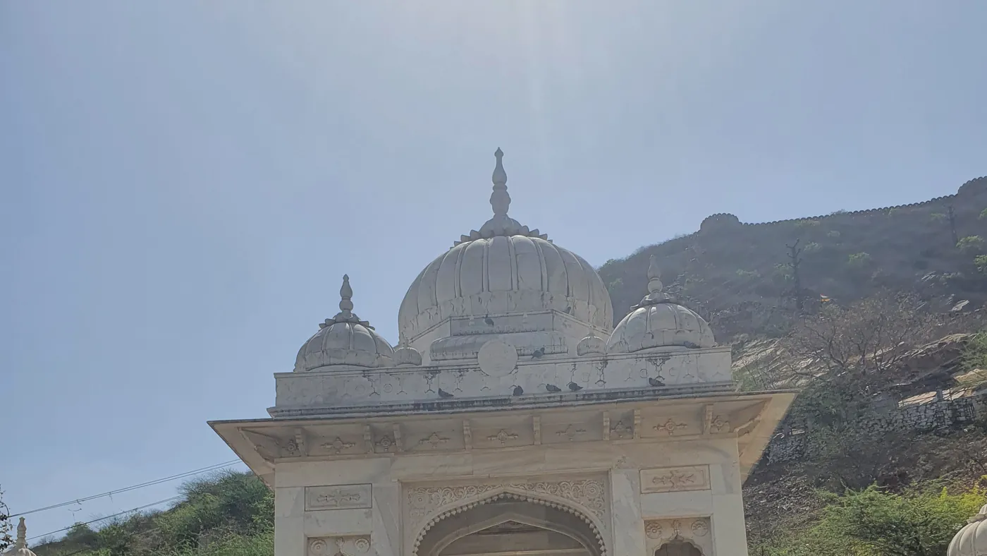 Cenotafios reales de Gaitor a los pies de Nahargarh, Jaipur