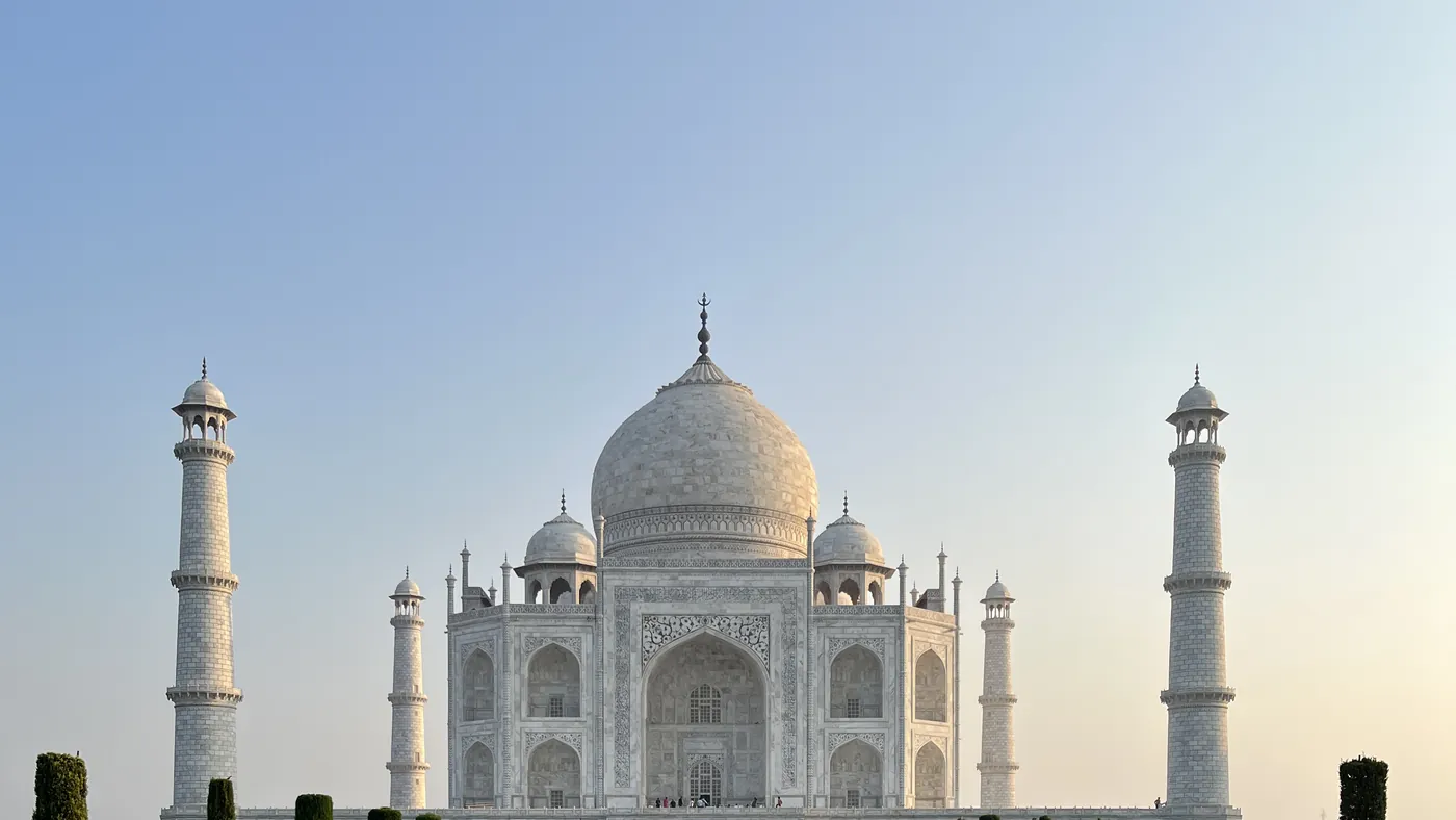 El Taj Mahal reflejado en el estanque de los jardines, Agra