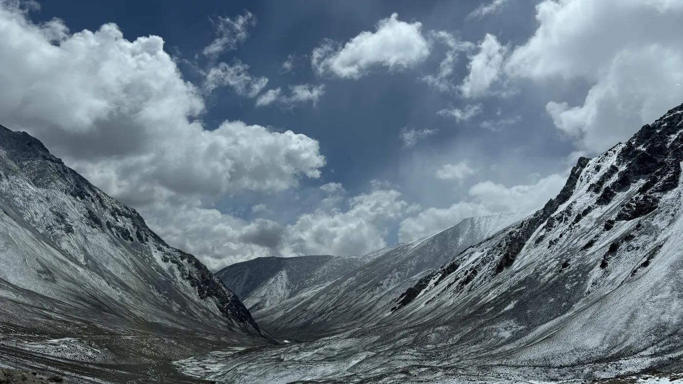 Cumbres nevadas sobre el valle de Leh, Ladakh