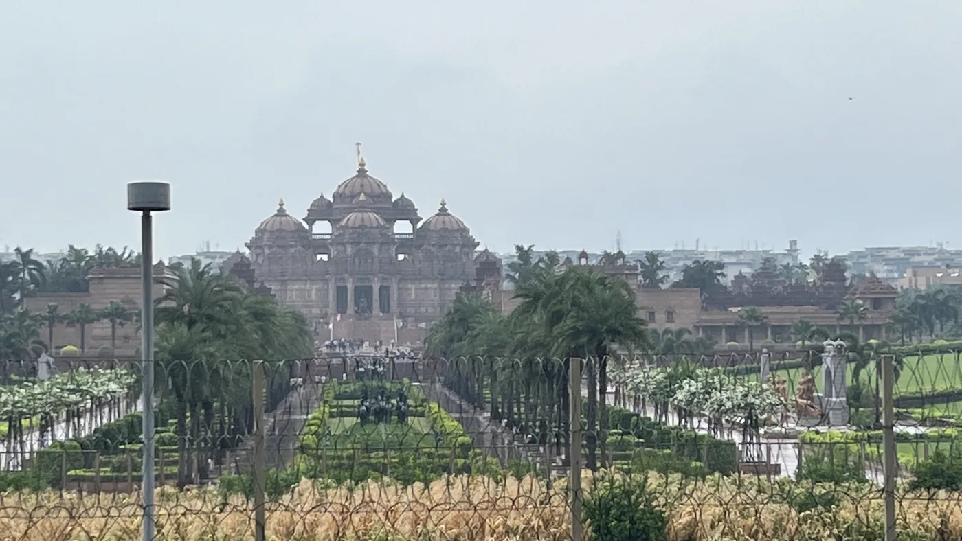 El templo de Akshardham entre sus jardines, Delhi