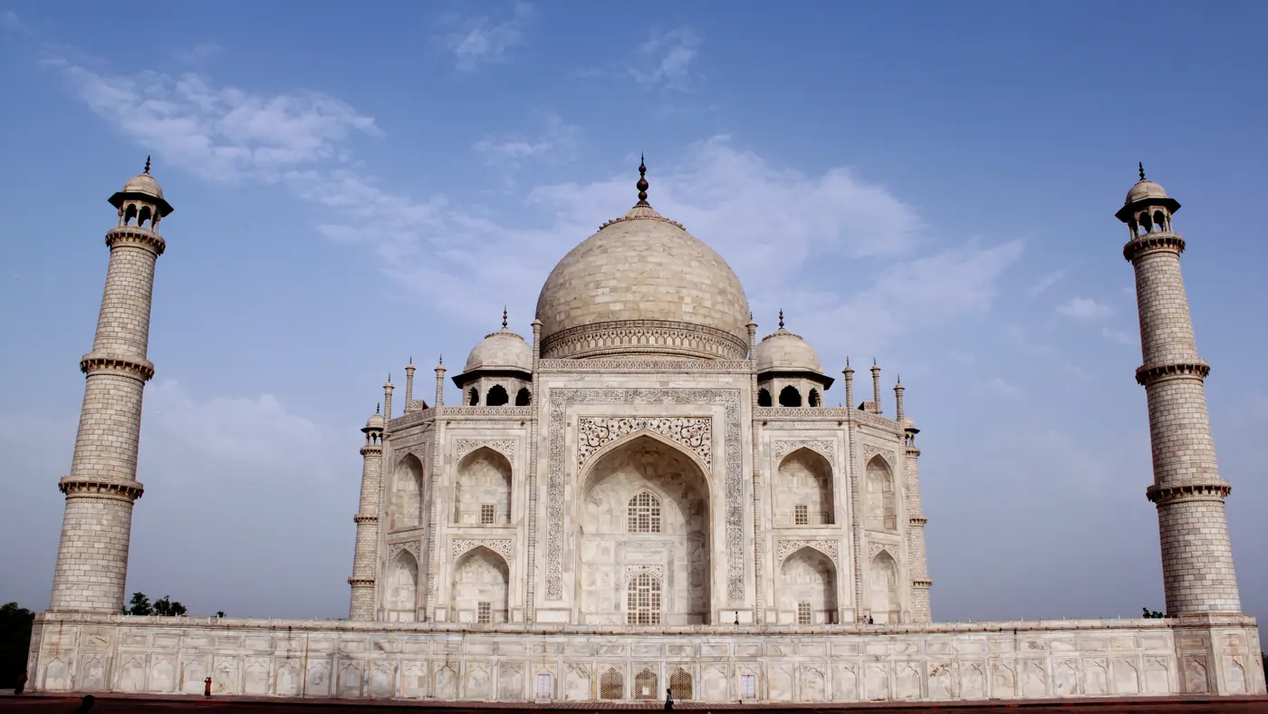 El Taj Mahal y sus minaretes desde los jardines