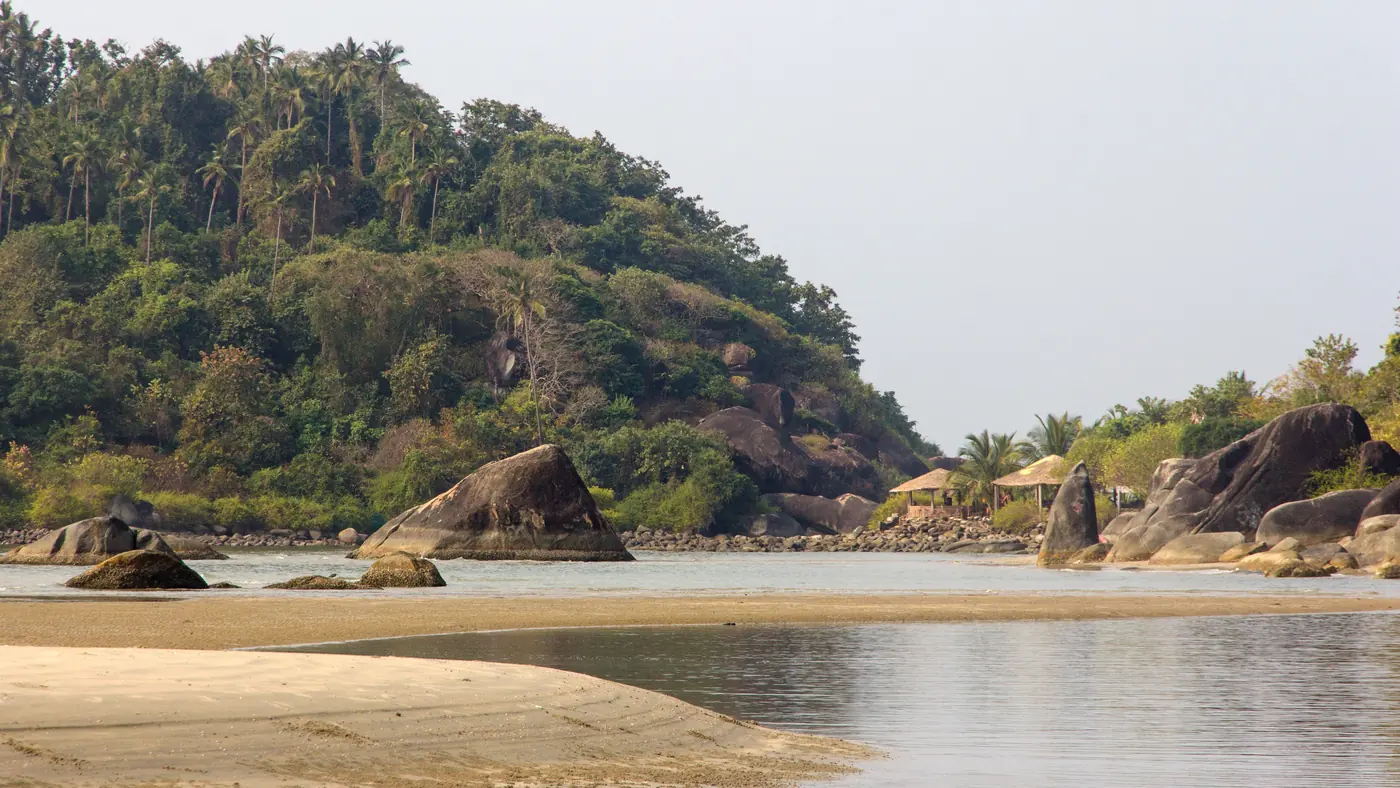Cala de arena y palmeras en la costa de Goa