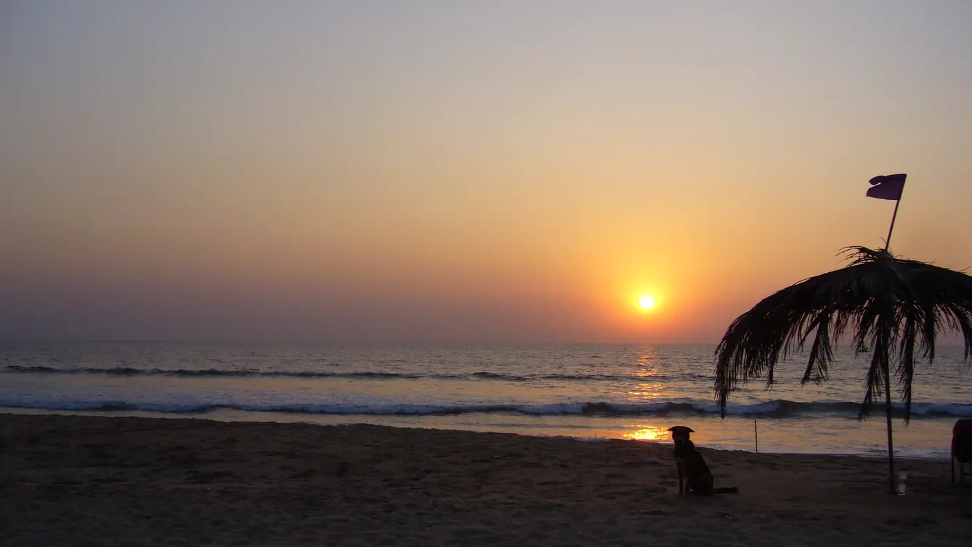 Atardecer sobre el mar Arabigo desde una playa del norte de Goa