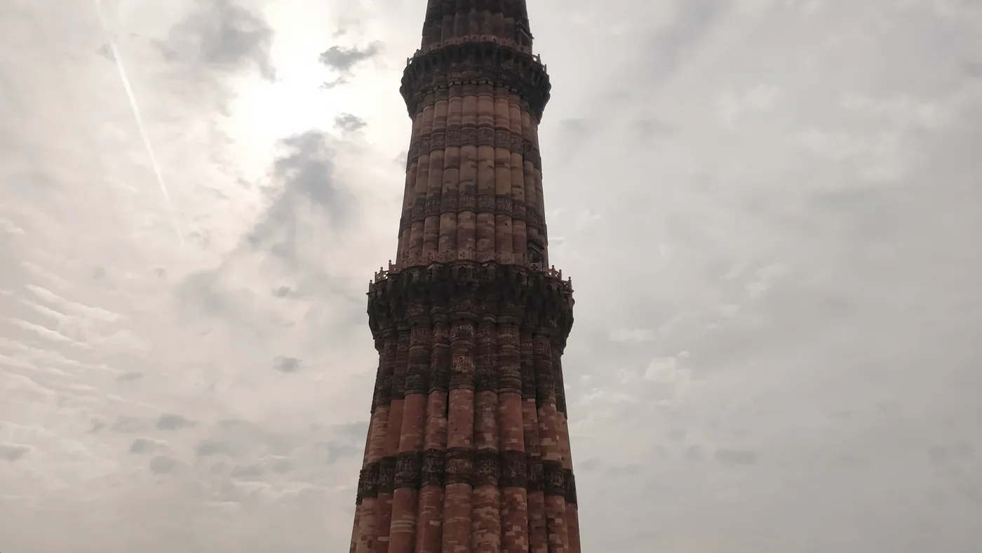 Columnata del complejo de Qutb, Delhi