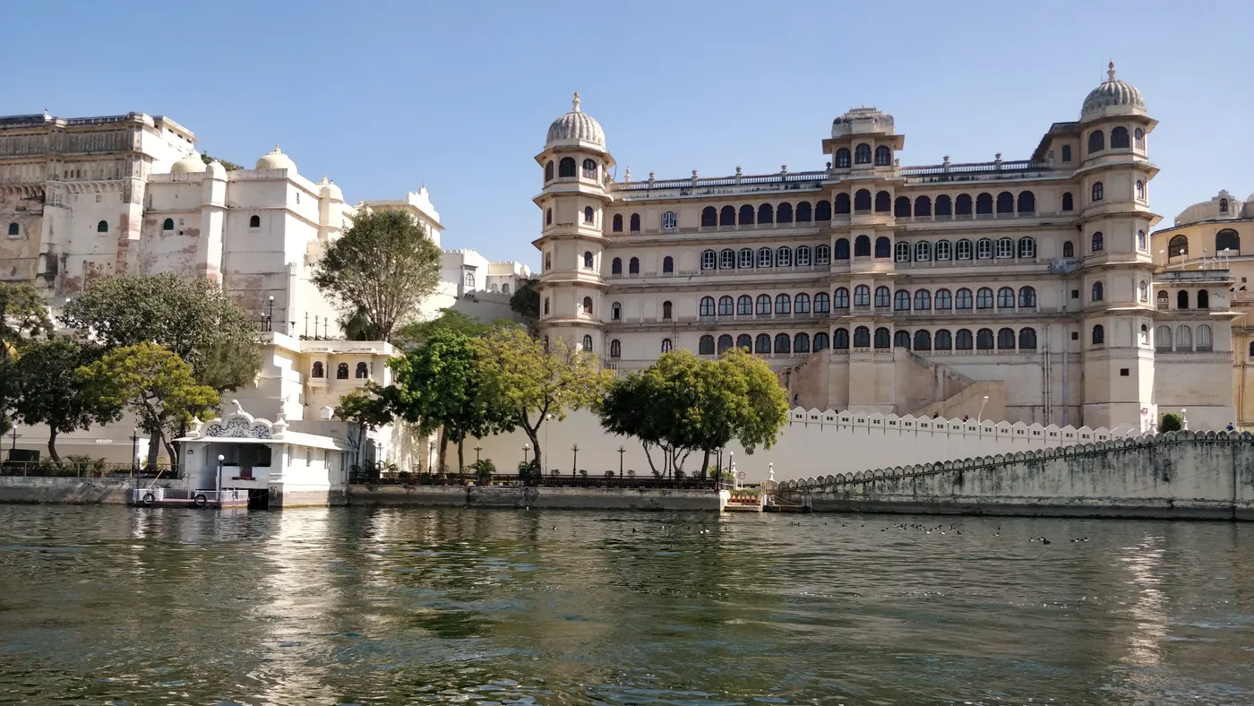 El City Palace de Udaipur visto desde el lago Pichola