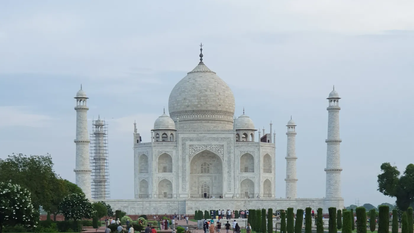 El Taj Mahal desde los jardines charbagh, Agra