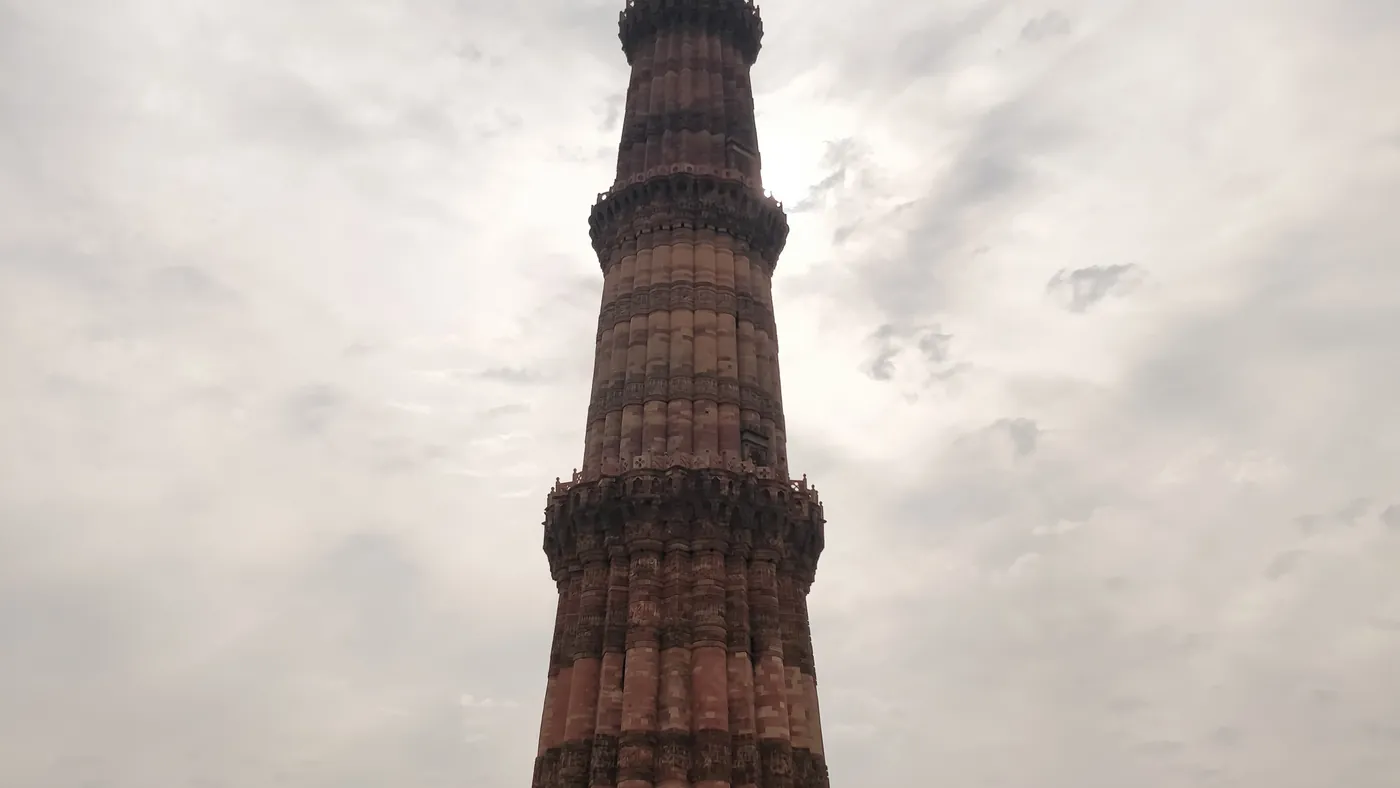 El Qutb Minar entre la bruma de Delhi