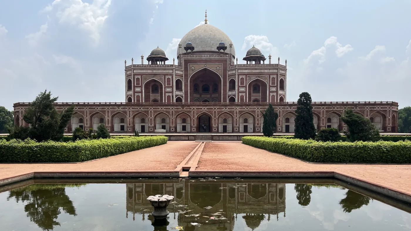 La tumba de Humayún reflejada en el estanque, Delhi