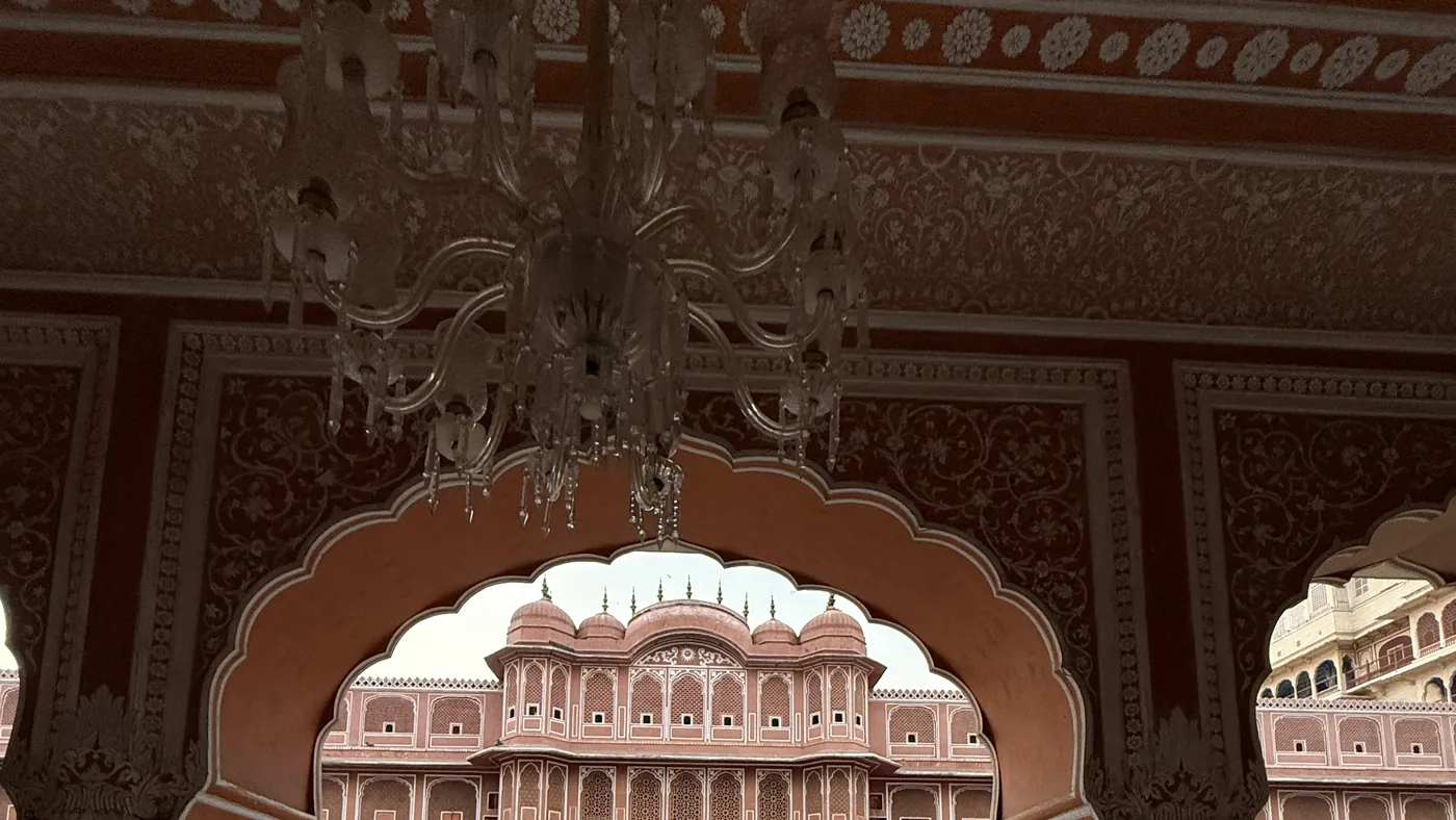 El City Palace de Jaipur visto desde un arco de mármol