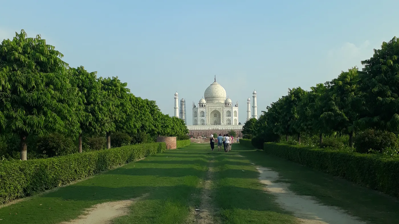 El Taj Mahal al fondo de los jardines, Agra