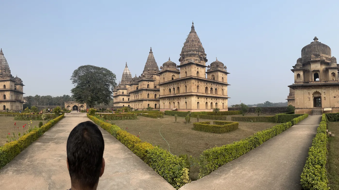 Los cenotafios de Orchha sobre los campos, Madhya Pradesh