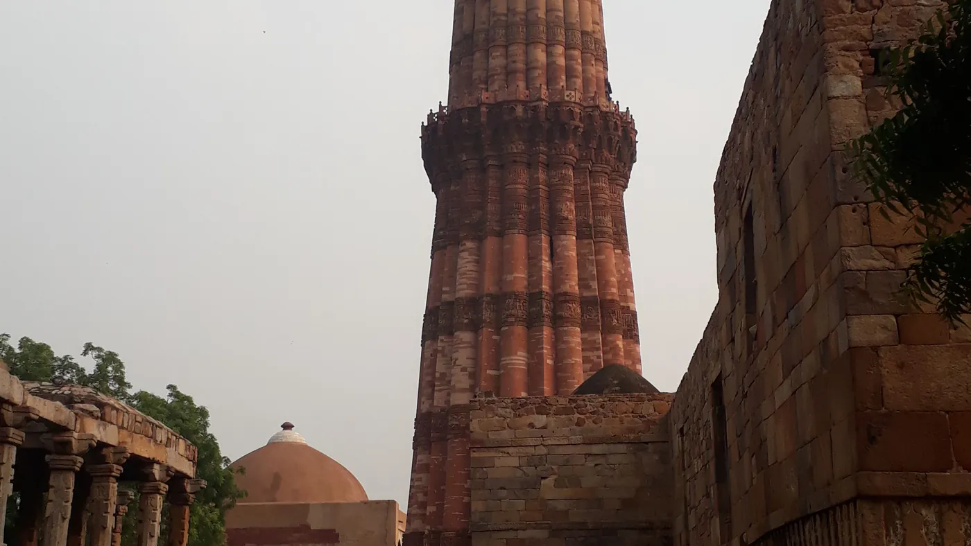 El Qutb Minar desde sus jardines, Delhi