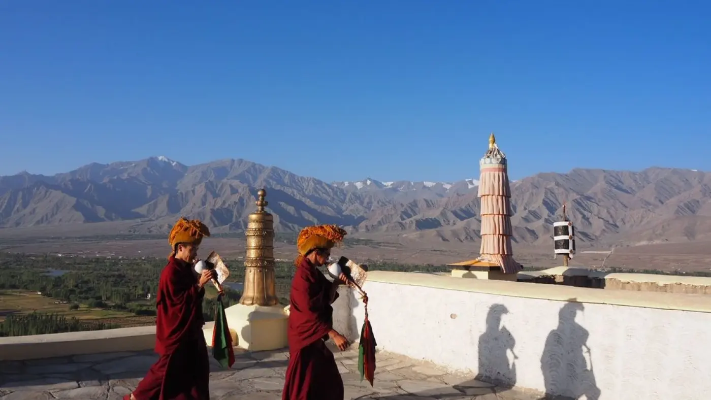 Dos monjes budistas con caracolas en el monasterio de Thiksey, Ladakh