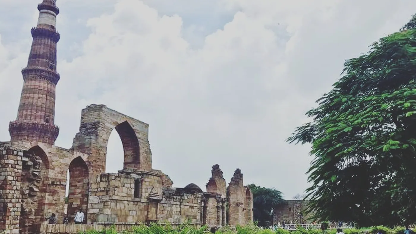 Ruinas de piedra del complejo de Qutb, Delhi