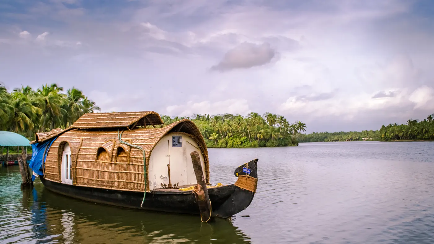 Houseboat privada navegando los remansos de Kerala al atardecer