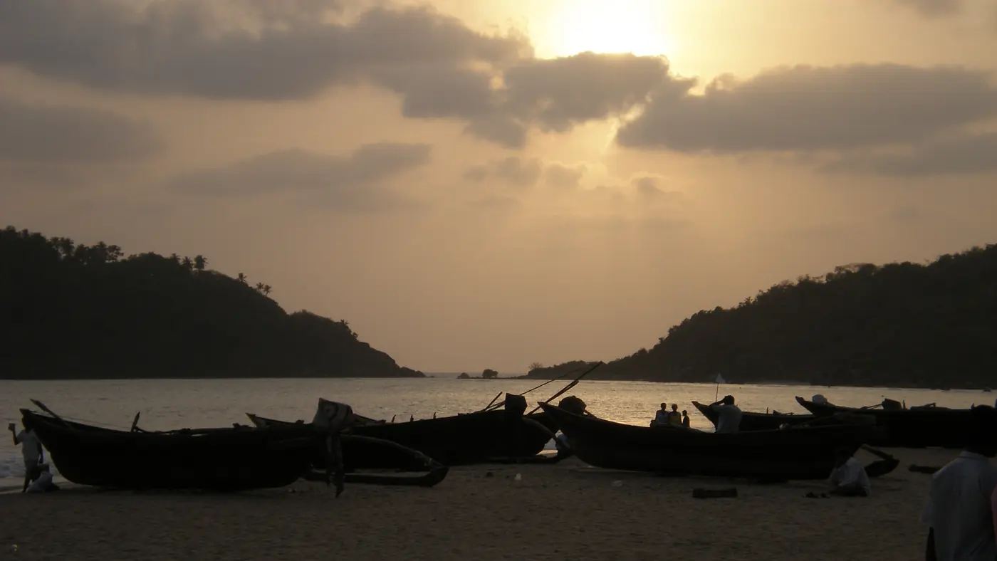 Barcas varadas en una playa de Goa al atardecer