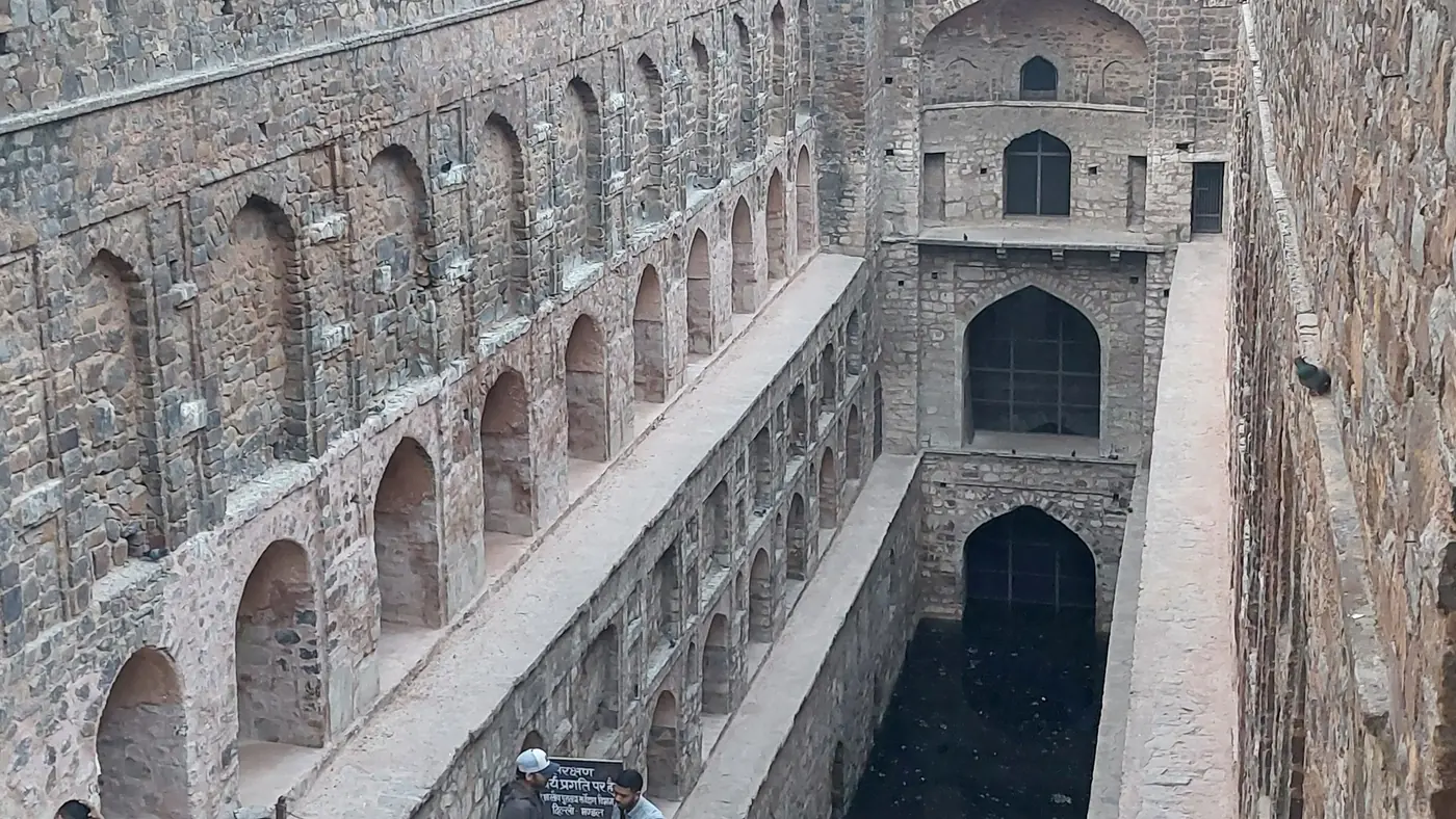 El pozo escalonado de Agrasen ki Baoli, en el centro de Delhi