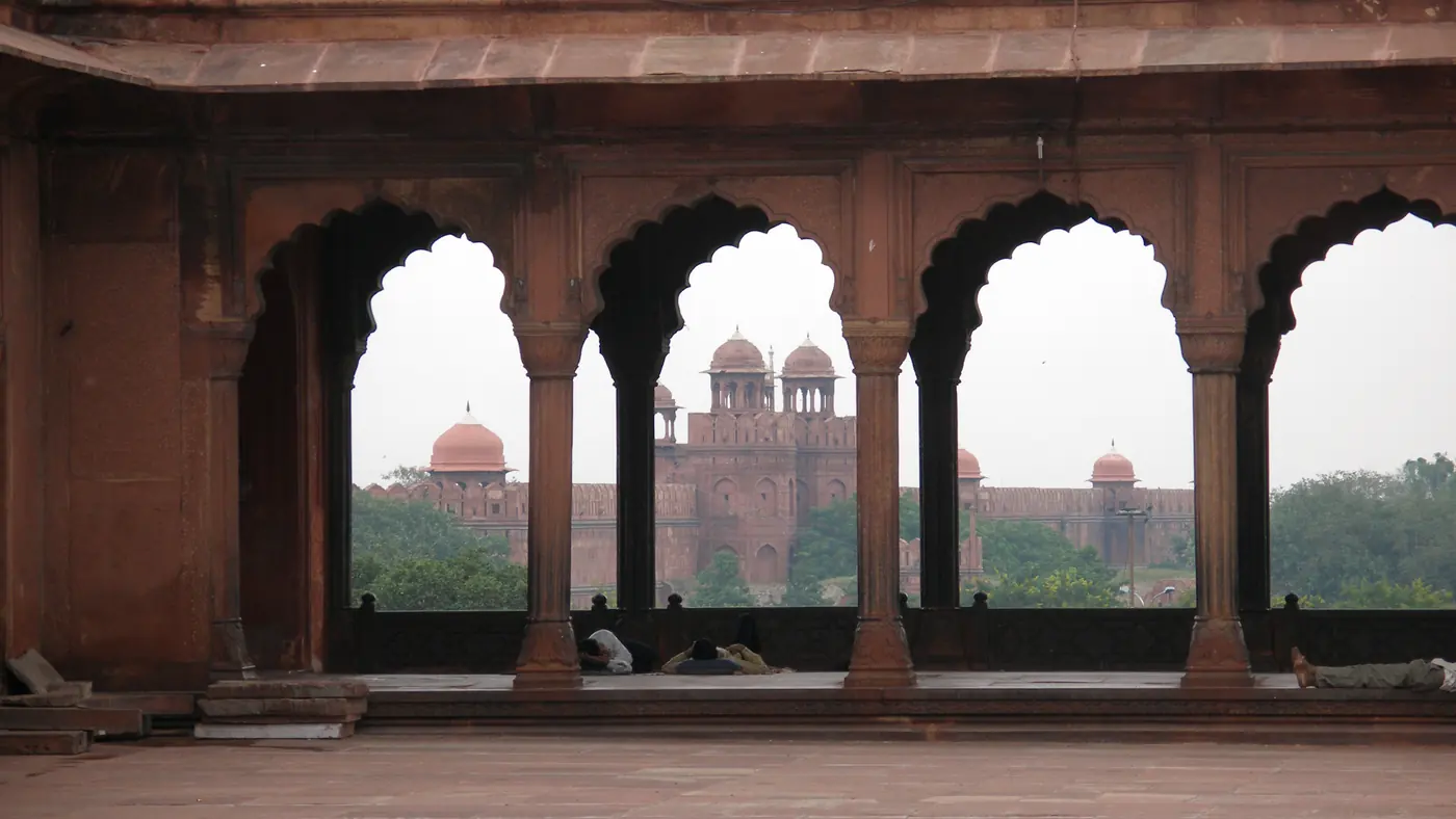 Arcadas de Jama Masjid con el Fuerte Rojo al fondo, Delhi