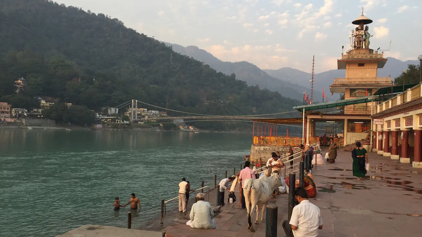 El Ganges a su paso por los ghats de Rishikesh