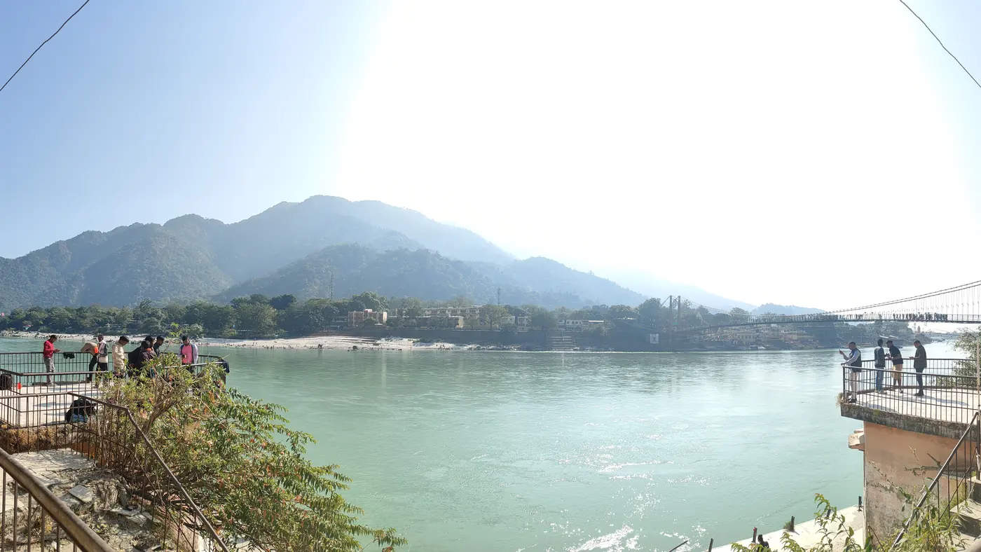 El Ganges entre las estribaciones del Himalaya, a su paso por Rishikesh