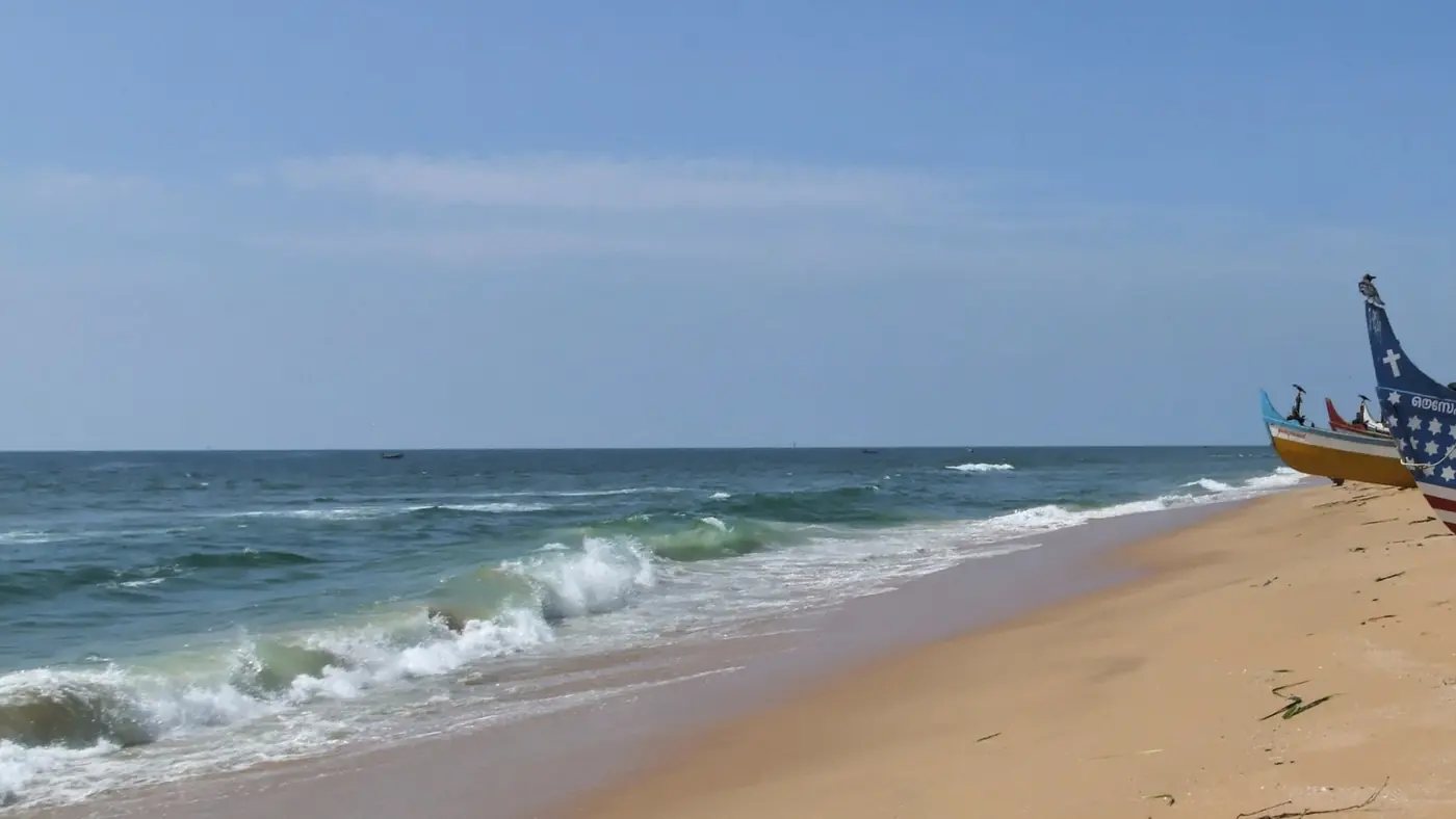 Playa abierta en la costa de Malabar, Kerala