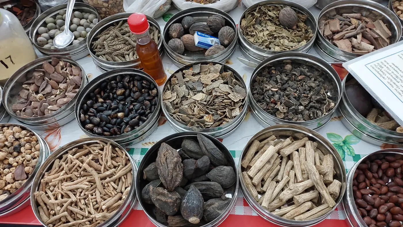 Hierbas y aceites ayurvedicos preparados para los tratamientos