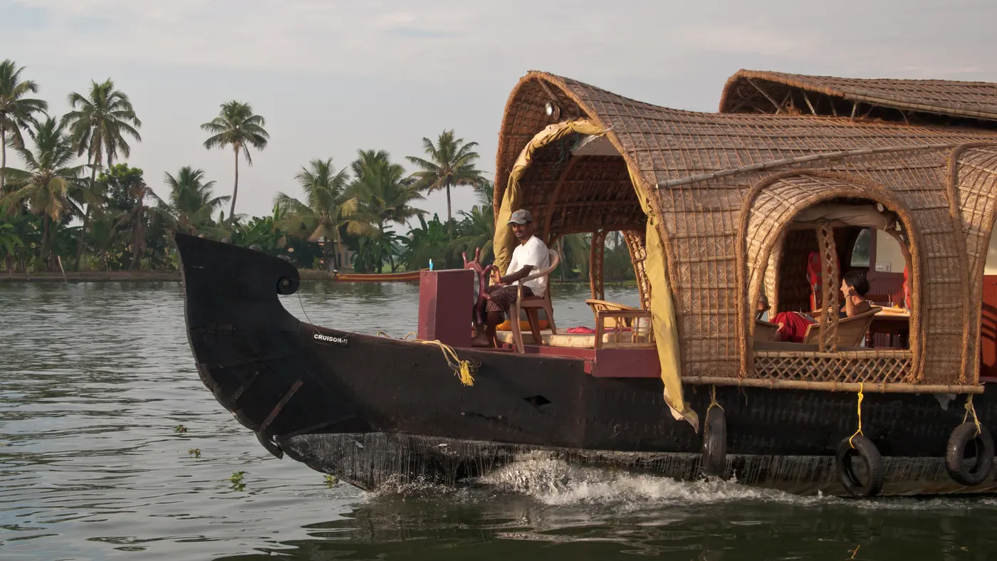 Kettuvallam de proa tallada navegando por los remansos de Kerala