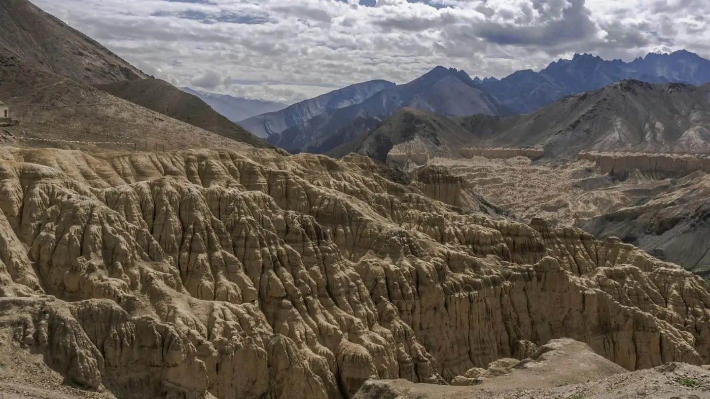 Crestas y cárcavas de un valle de altura del Himalaya indio