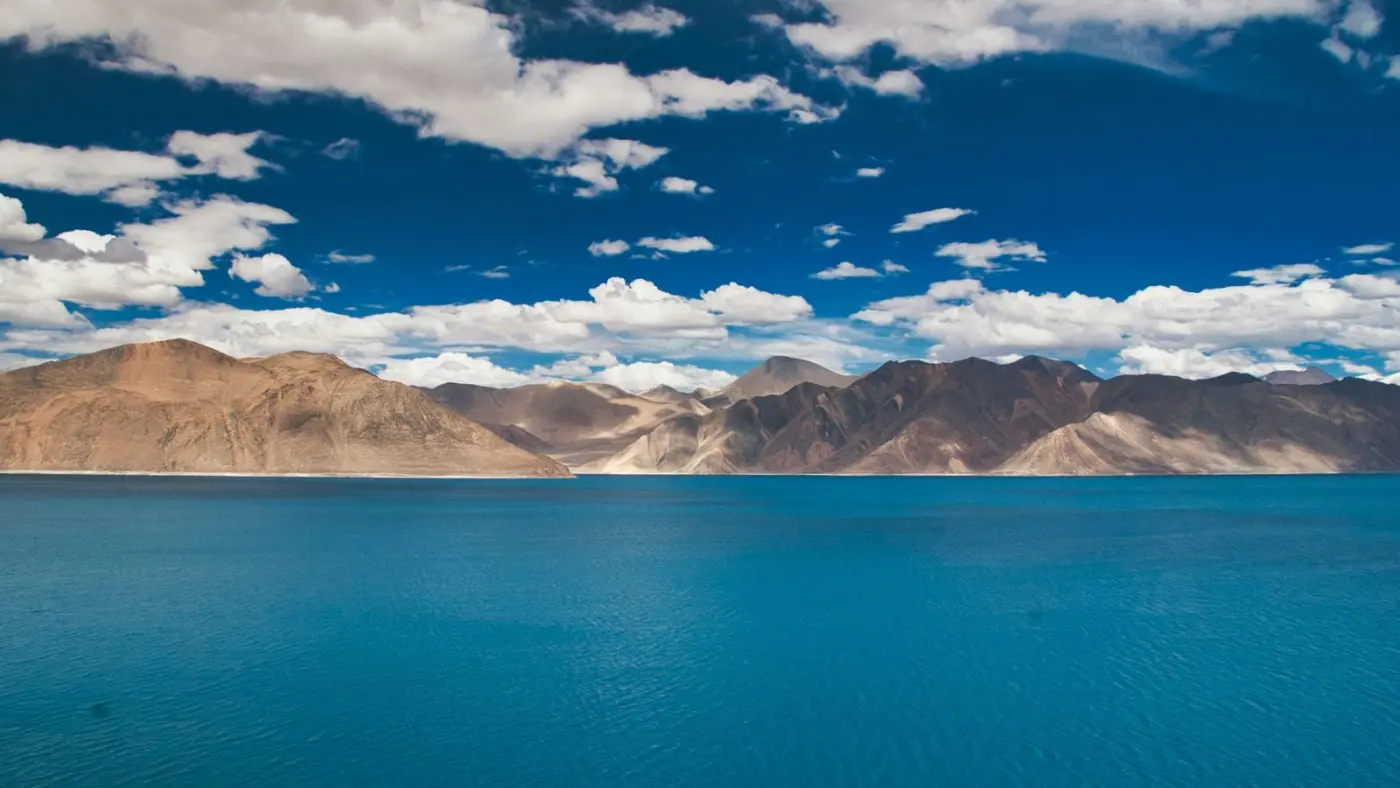 El agua turquesa intenso del lago Pangong bajo las montañas de Ladakh