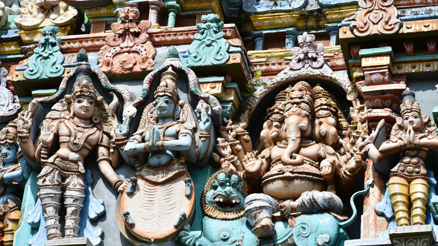 Figuras policromadas del gopuram del templo de Meenakshi, Madurai