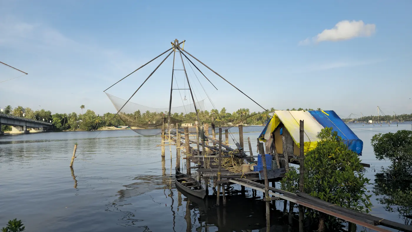 Las redes de pesca chinas de Fort Kochi sobre el agua
