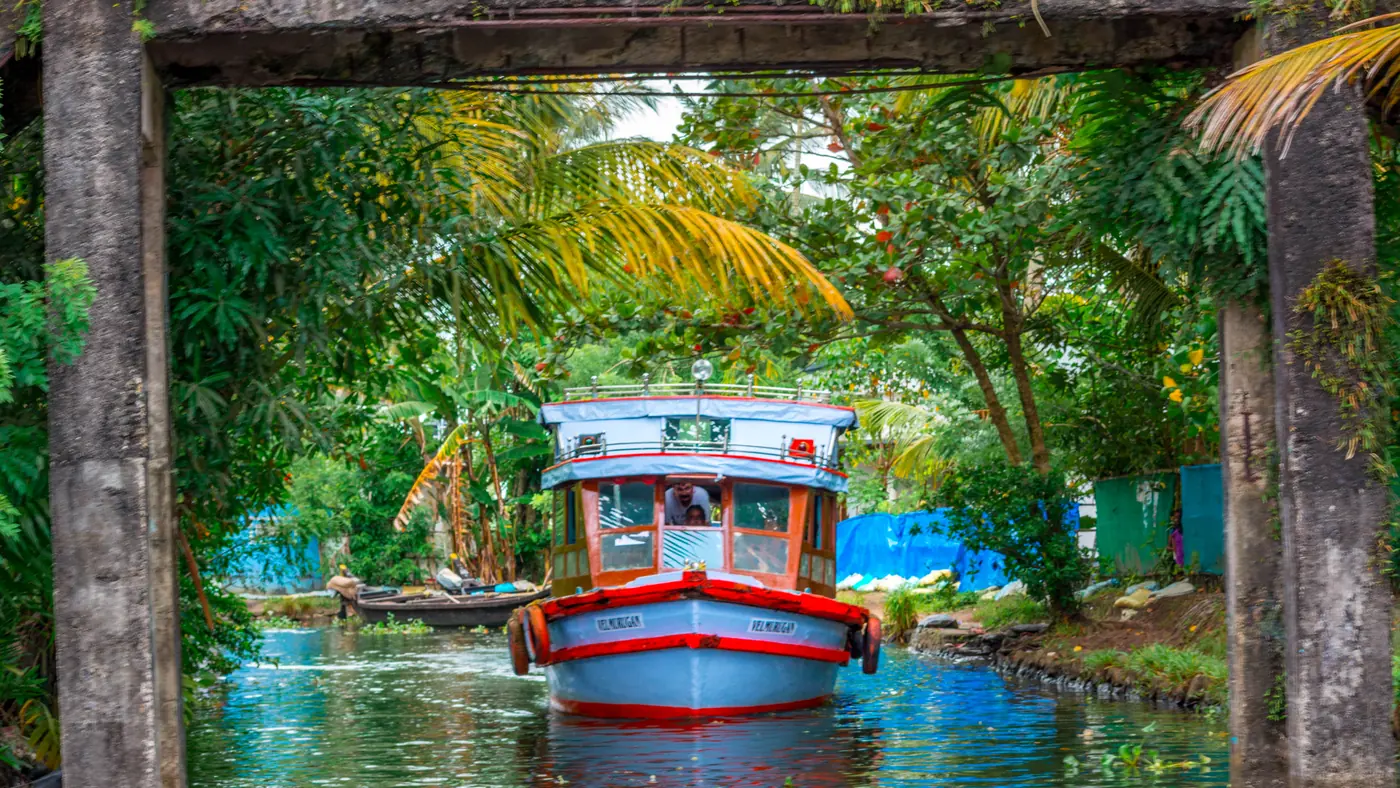 Embarcación tradicional amarrada en los canales de Alappuzha