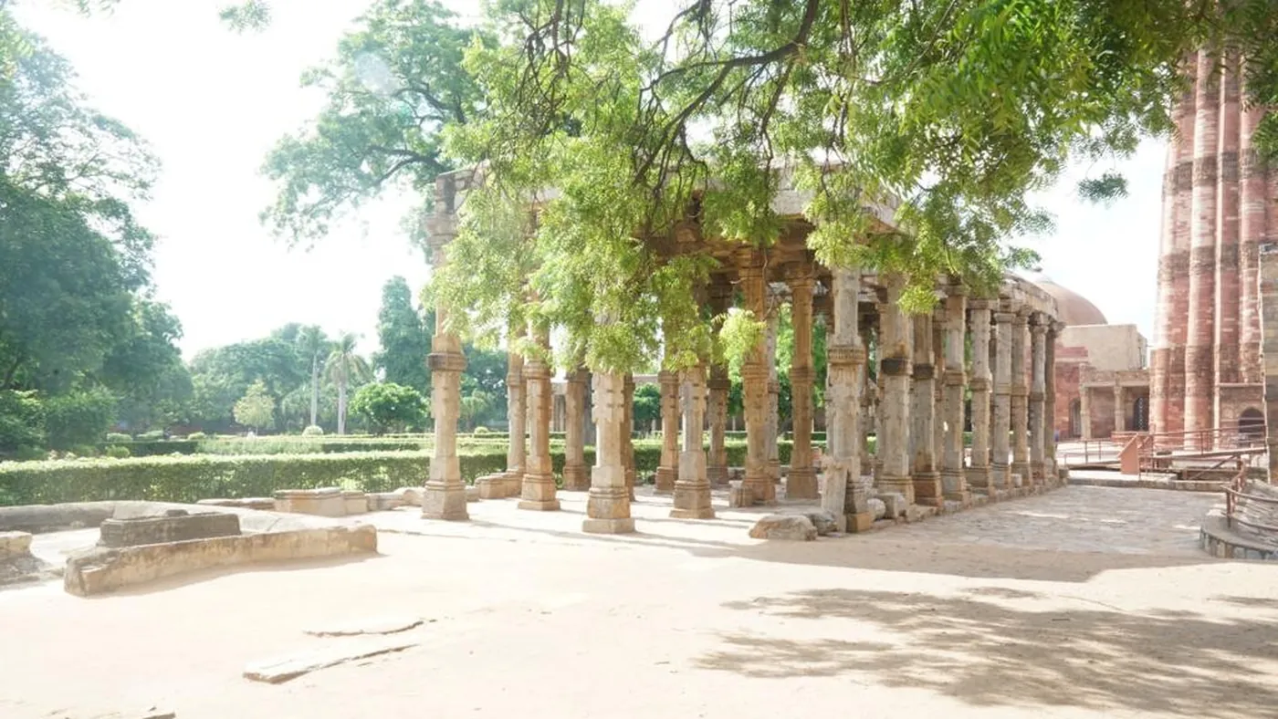Columnata de piedra del complejo de Qutb, Delhi