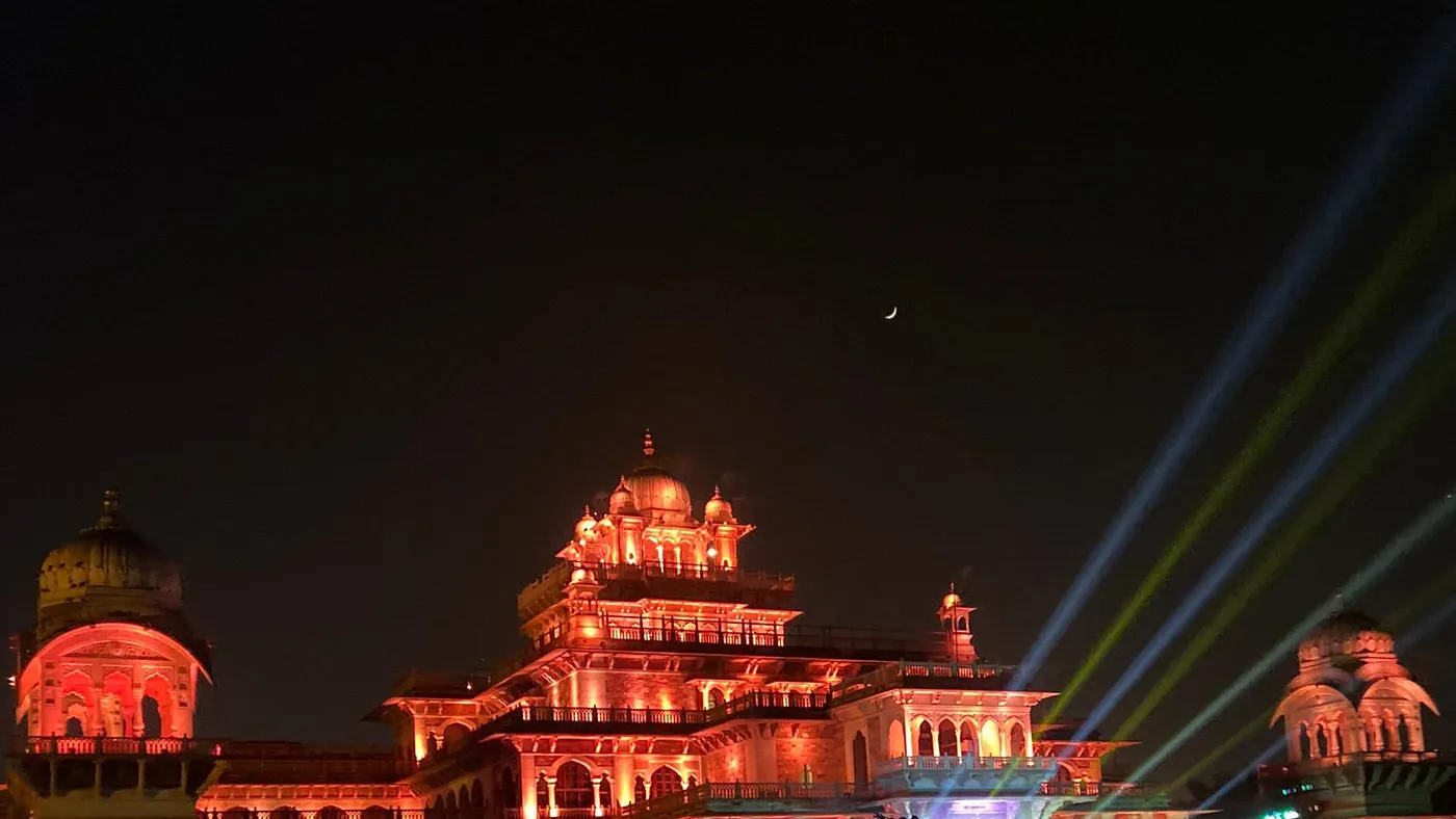 El City Palace de Jaipur iluminado al anochecer