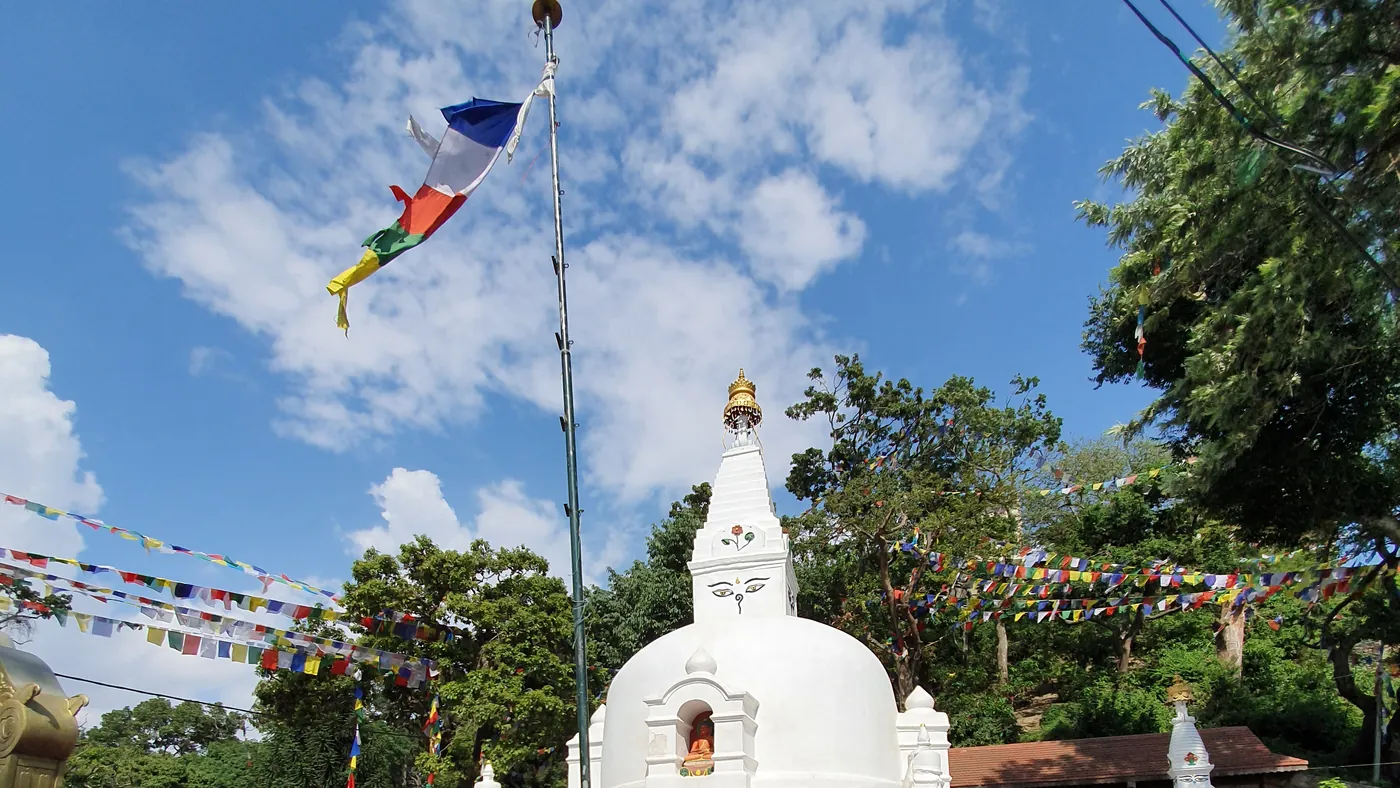 Estupa blanca y banderas de oración, valle de Katmandú
