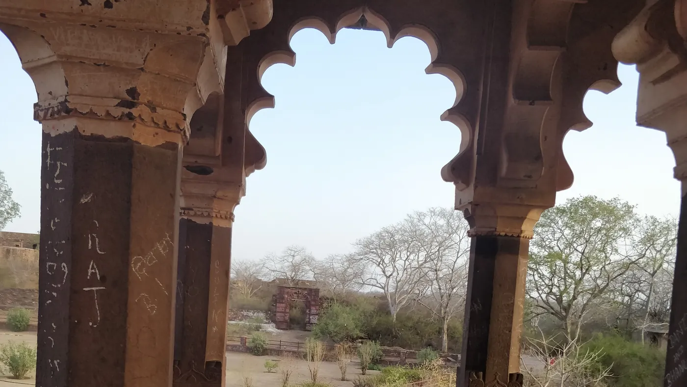 Galería de piedra del fuerte de Ranthambore, dentro de la reserva