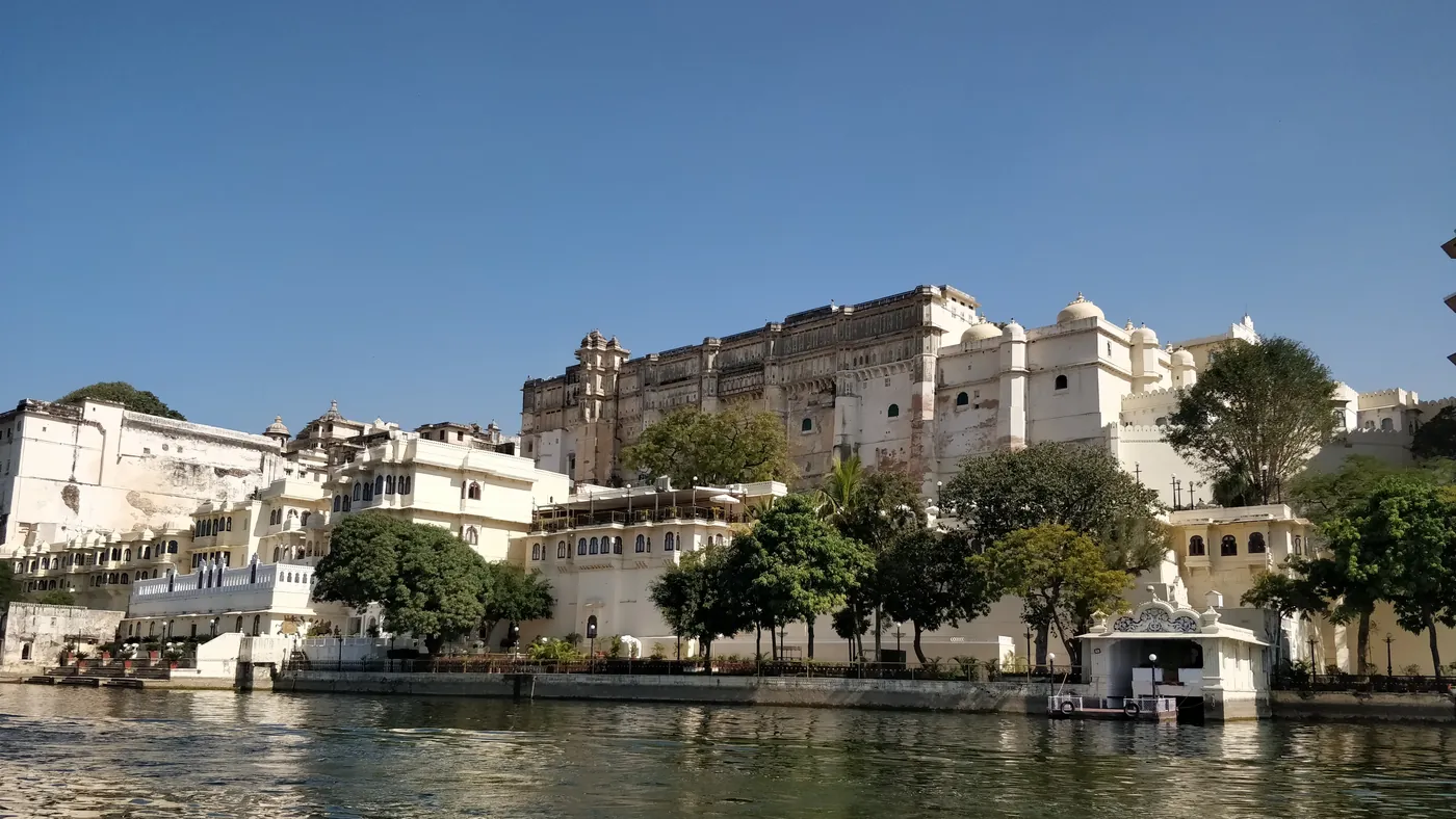 Los palacios de Udaipur desde el lago Pichola