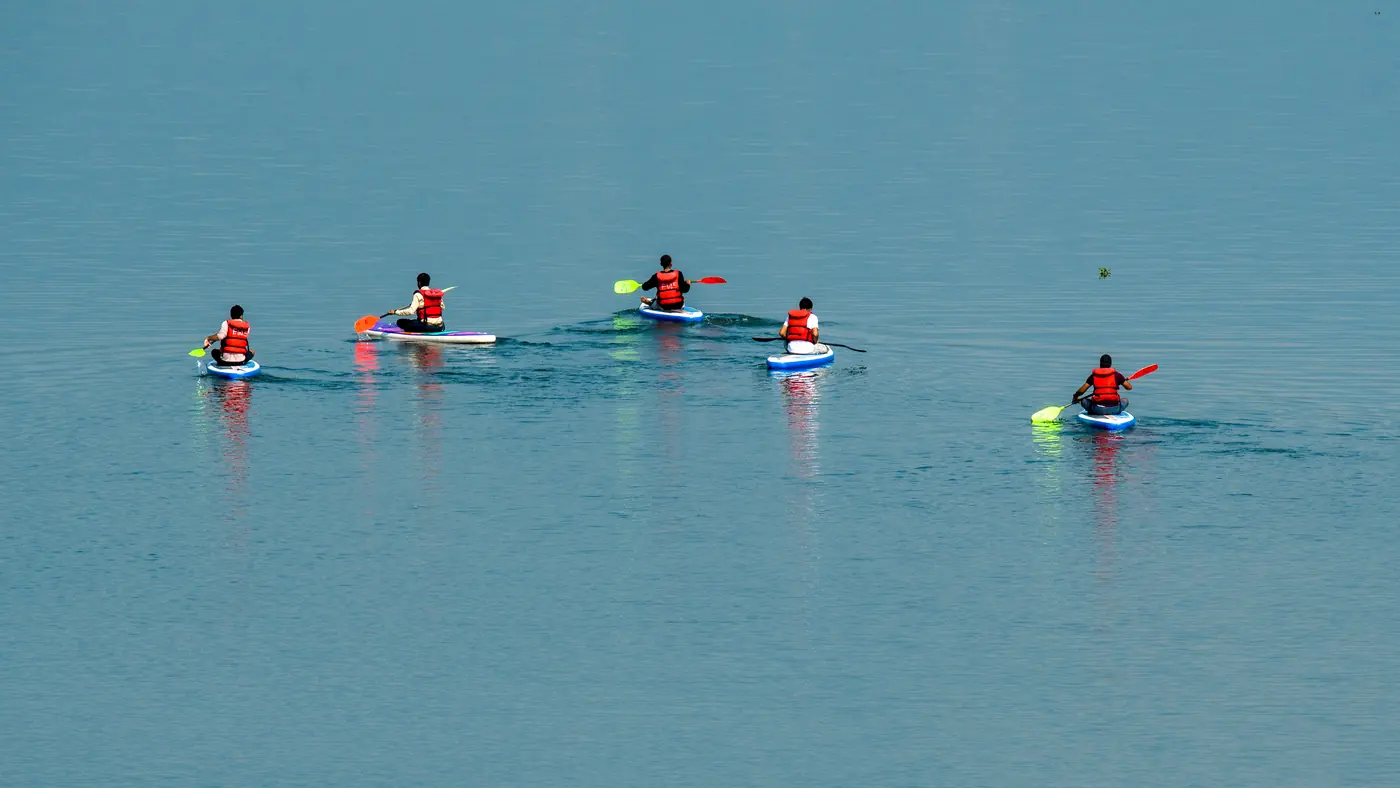 Kayaks sobre las aguas del lago Fewa, Pokhara