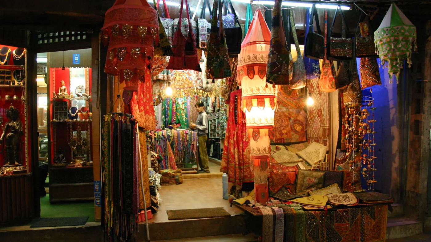 Tiendas de artesania en el barrio de Thamel, Katmandu