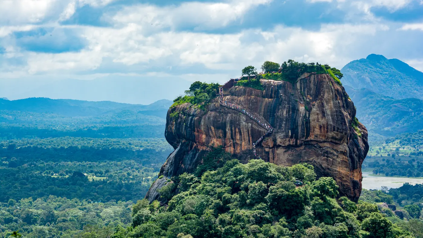 La fortaleza rocosa de Sigiriya alzandose sobre la selva