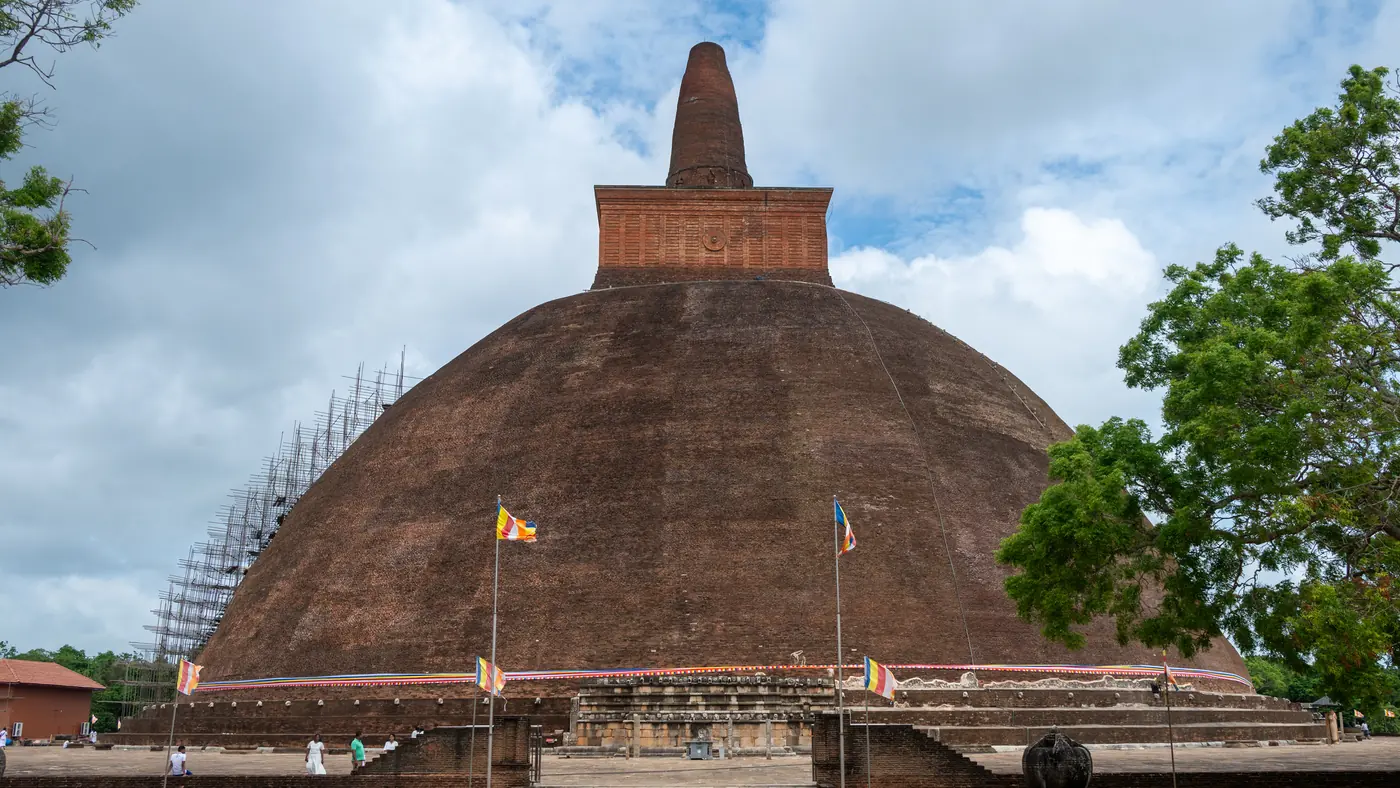 Estupa colosal de ladrillo en Anuradhapura, la primera capital de la isla