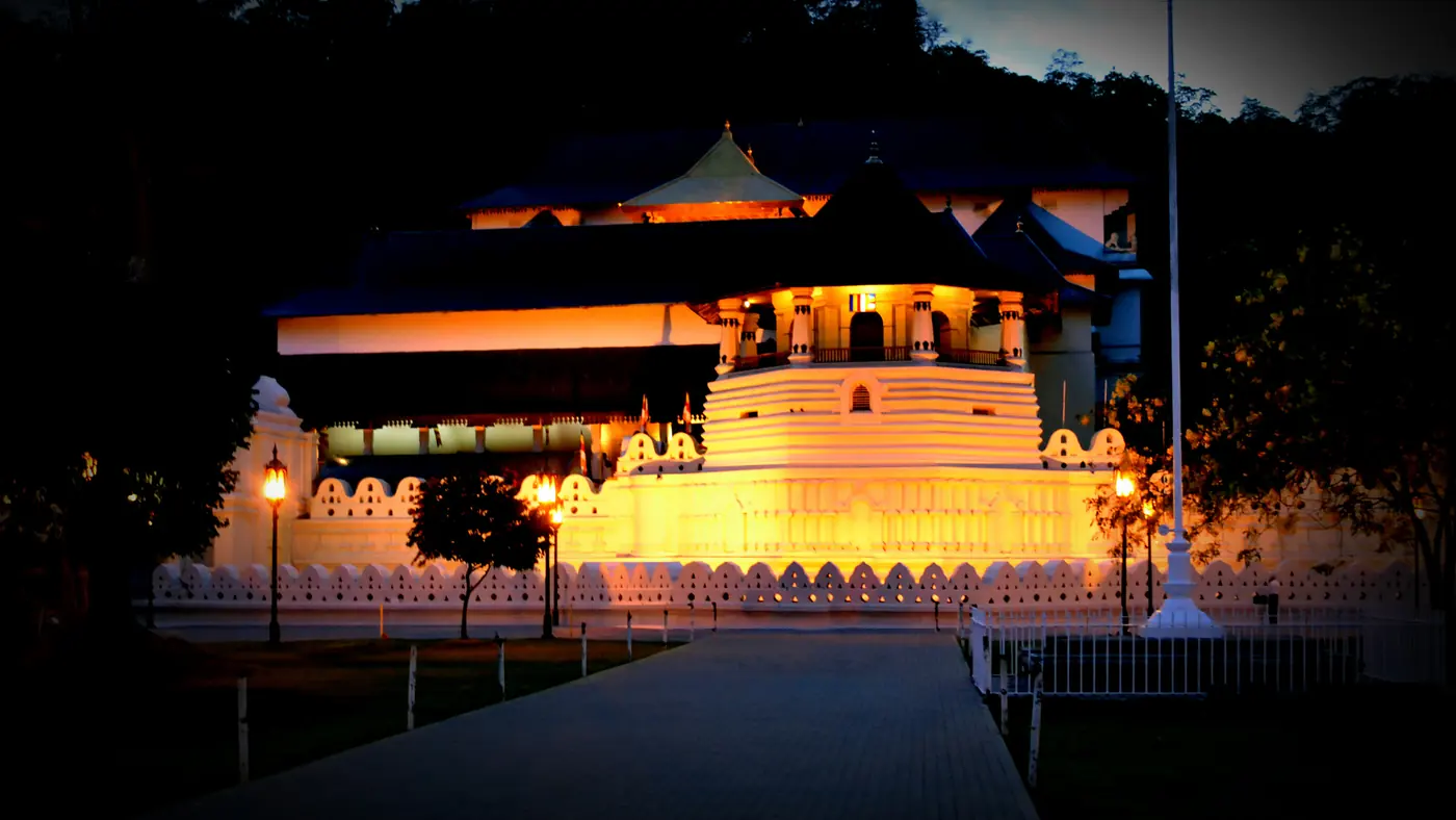 El Templo del Diente de Kandy iluminado a la hora de la puja