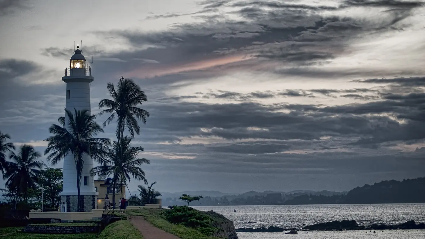 El faro del fuerte holandés de Galle al caer el sol