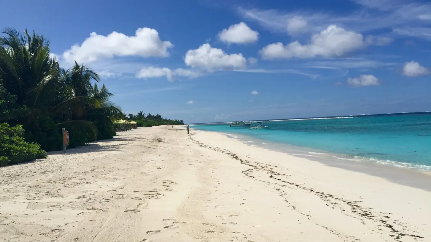 Playa de arena blanca y laguna turquesa en la última mañana