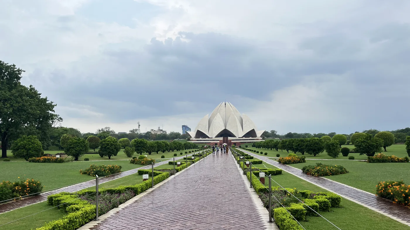 Templo del Loto de Delhi y sus jardines tras la lluvia