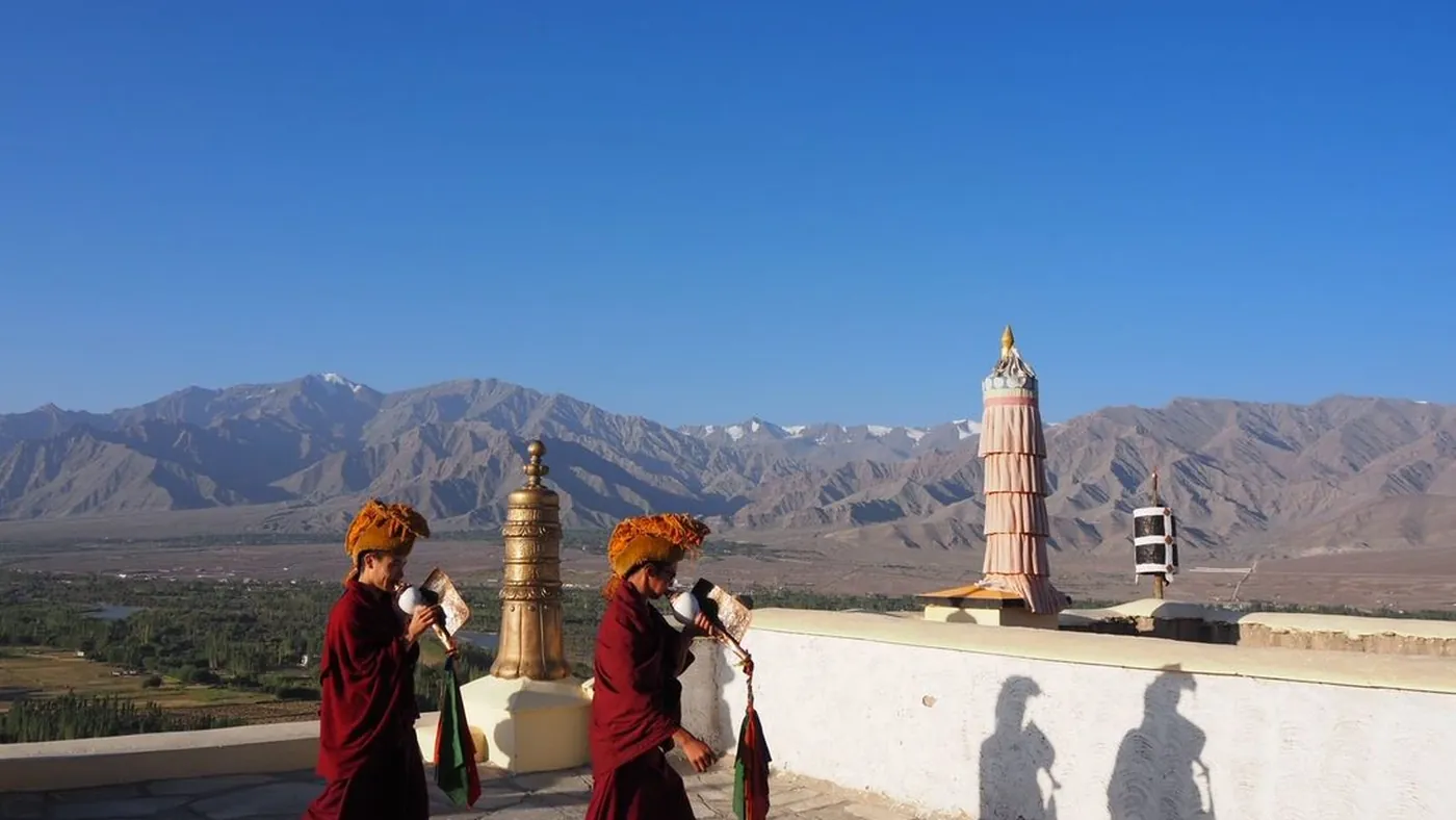 Monjes budistas con caracolas en el monasterio de Thiksey, Ladakh