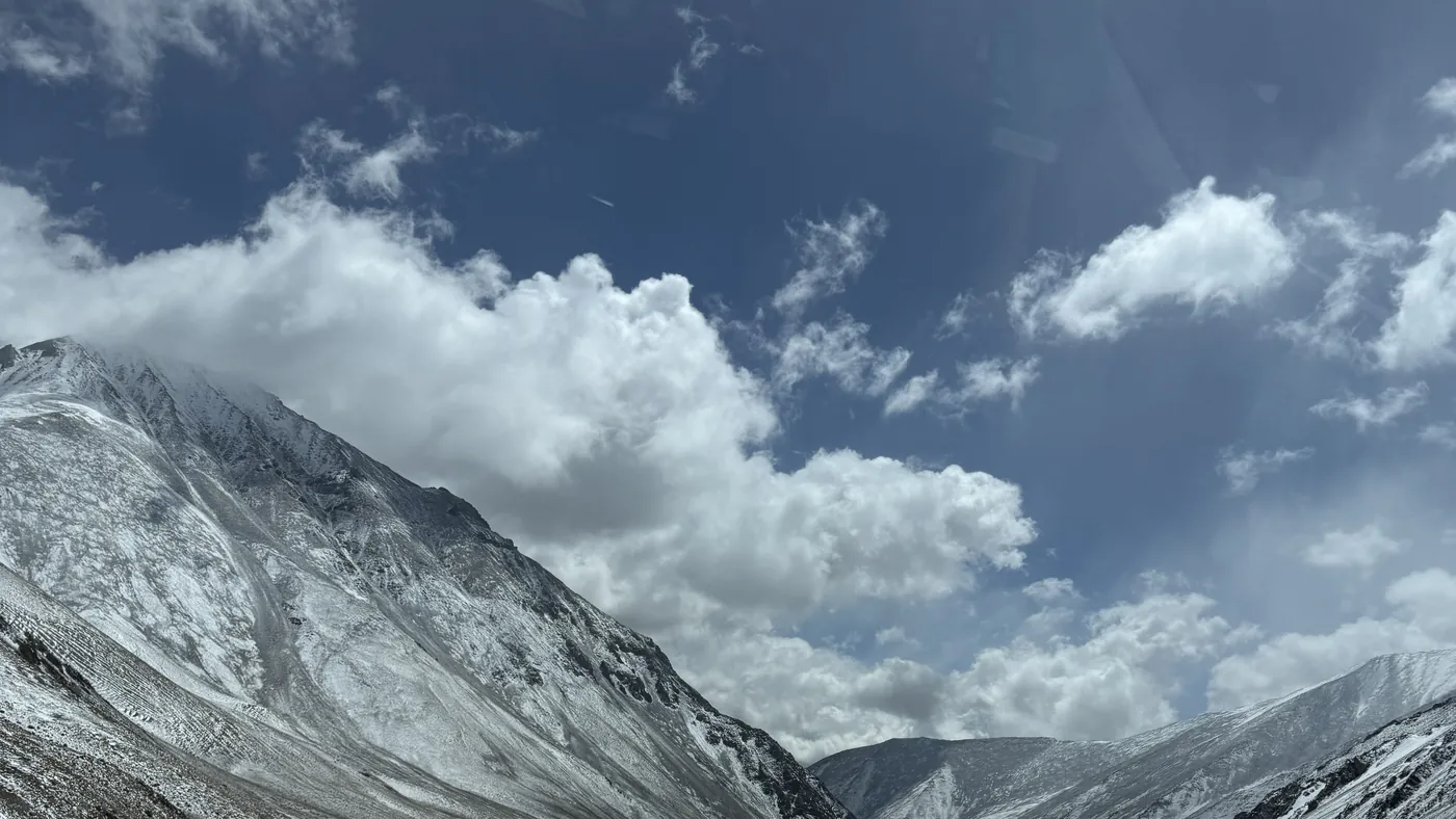 Cumbres y nieve en el camino del Khardung La, Ladakh