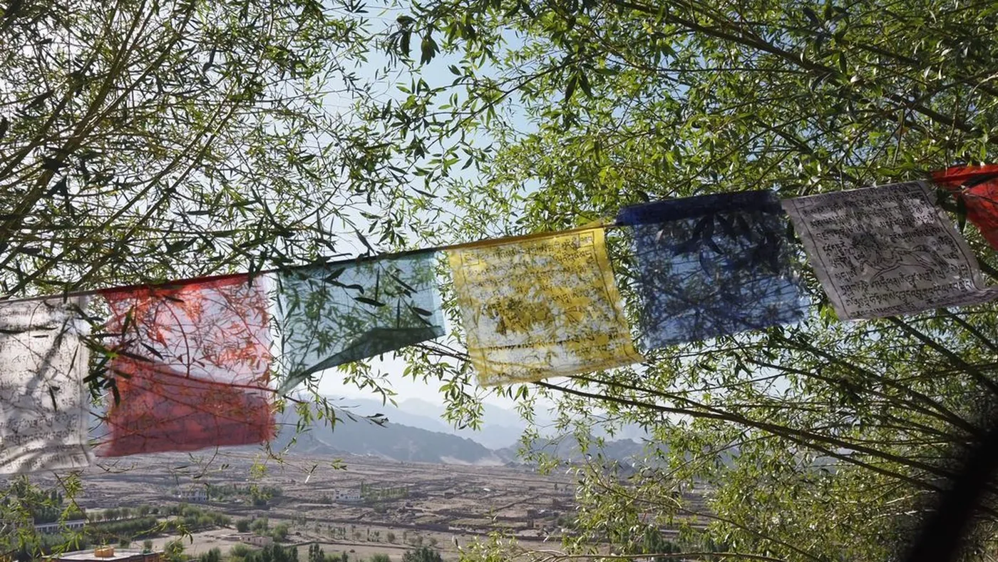 Banderas de oración tibetanas sobre Leh, Ladakh