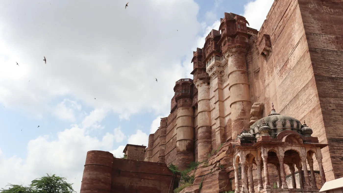 Las murallas del fuerte de Mehrangarh sobre Jodhpur