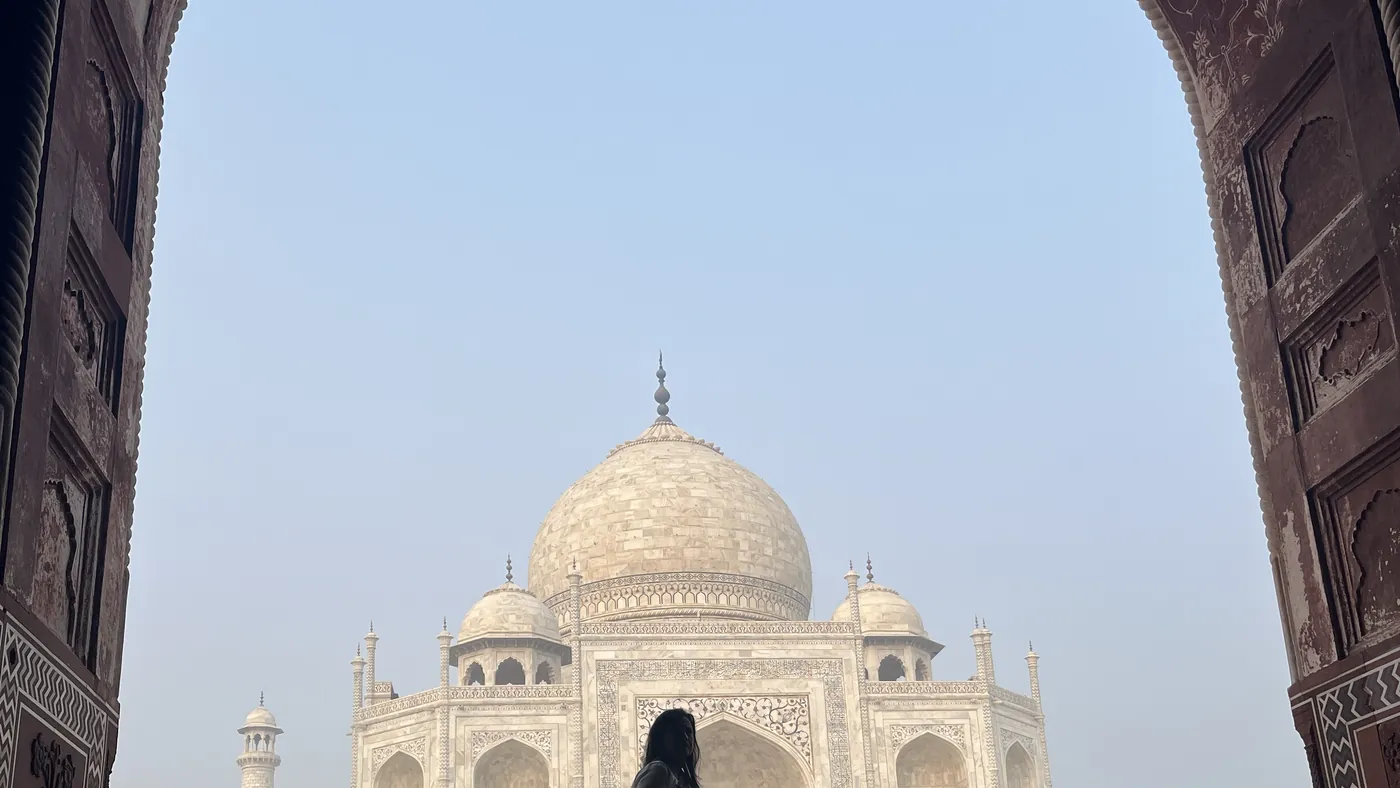 El Taj Mahal enmarcado por el arco de la gran puerta de entrada